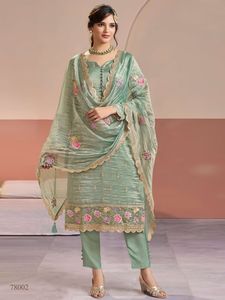 Salwar Kameez de Seda Dorada para Mujer con Bordado Moderno y Lentejuelas, Ideal para Bodas, Fiestas de Graduación y Diwali - Product Image 4