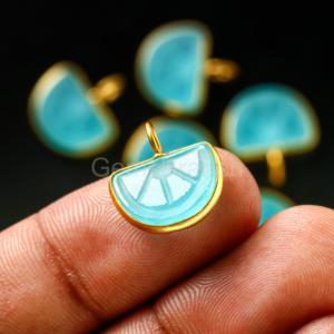 Pendentif en calcédoine bleue AAA sculptée en forme de fruit orange, bijou en vermeil d'or, breloque faite à la main, pendentif de collier, vente en gros de pierres précieuses - Product Image 4
