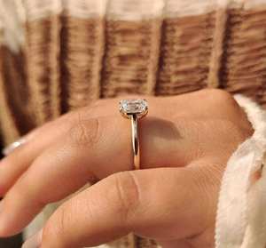 Bague de fiançailles solitaire de luxe en diamant avec sertissage élégant à quatre griffes, bijou raffiné pour mariage, anniversaire ou cérémonie nuptiale. - Product Image 6