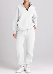 Ensembles de survêtements personnalisés pour femmes : veste à capuche zippée et pantalon évasé (legging) – Ensemble 2 pièces pour l'entraînement - Product Image 4