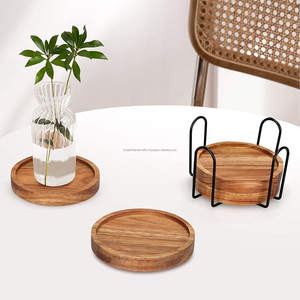Juego de posavasos redondos de madera de acacia natural de cuatro con soporte de metal, posavasos de playa dorados tropicales con diseño tallado - Product Image 6