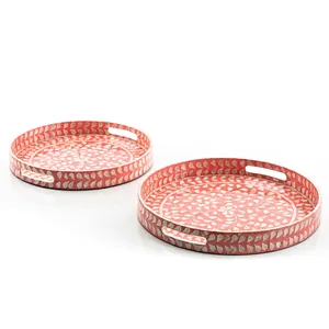 Bandeja redonda decorativa de nácar rojo melocotón con mosaico de conchas con patrón botánico y prácticas asas laterales - Product Image 1