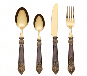 Ensemble de couverts vintage plaqués or avec poignées ornées pour mariage et usage domestique, compatibles lave-vaisselle, en métal. - Product Image 1