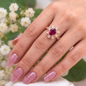 Bague de fiançailles personnalisée en argent sterling 925 plaqué or rose avec rubis ovale de laboratoire, motif floral, bijoux fins, vente en gros - Product Image 2