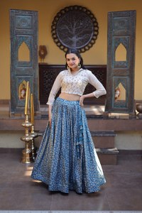 Robe longue élégante bleue à imprimé floral, coupe trapèze, avec haut court brodé, col en V, manches trois quarts, tenue de soirée faite à la main - Product Image 1