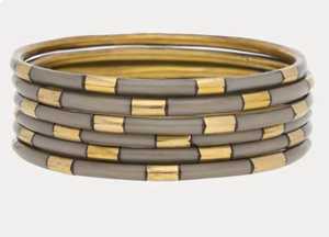 Elegantes brazaletes de color turquesa con incrustaciones de resina de latón para mujer, joyería hecha a mano para regalar, producto fabricado por Flatant Exports - Product Image 5