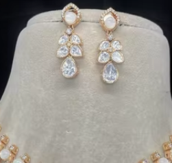 Conjunto de collar de moissanita de diseñador de lujo con pendientes pequeños y piedras de latón para fiesta de boda para Mujeres y Niñas Ropa de boda - Product Image 2