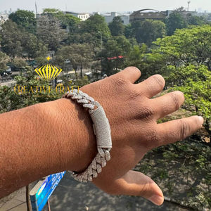 Bracelet chaîne cubaine sertie de diamants ronds en moissanite VVS de haute qualité, pour homme, en argent 925, 12 mm, pour les soirées hip-hop. - Product Image 4