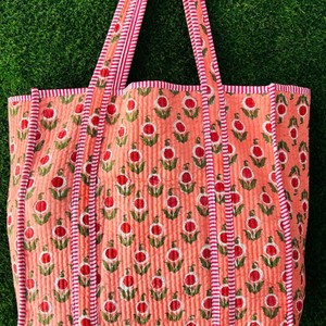Sac fourre-tout en coton matelassé fait main style bohème, imprimé floral, sac de voyage réversible, grand sac à bandoulière écologique et durable - Product Image 4