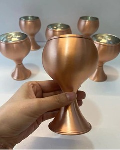 Copa de vino básica con tallo de cobre, perfecta para servir cócteles, vinos y bebidas en clubes, bares y fiestas, hecha a mano en India. - Product Image 5