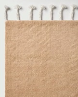 Handgefertigter marokkanischer Wollteppich mit geflochtenen Quasten, weichem Plüsch, neutralem Beige, abstraktem, modernem, umweltfreundlichem, rutschfestem Niedrigflor-Design