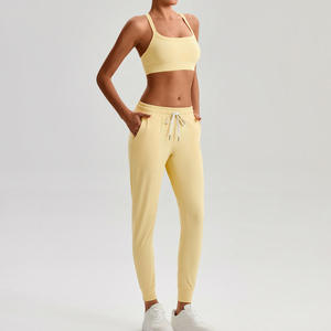 Ensemble de yoga sans couture taille haute bordeaux uni, comprenant un crop top à col en V profond et bretelles spaghetti, et un pantalon de jogging long à taille élastique, 3 pièces - Product Image 5