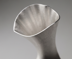 Vase en métal lourd à bord incliné unique, texture moulée, décoration de table, fournitures pour commandes en gros - Product Image 3