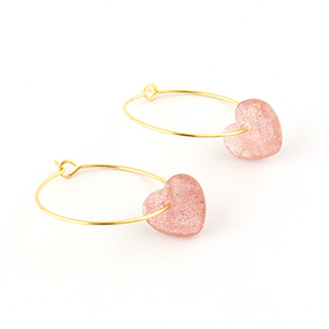 Boucles d'oreilles créoles légères plaquées or avec onyx noir taille damier, quartz fraise vert, quartz cerise et pierres précieuses en forme de cœur délicates - Product Image 2