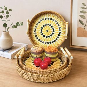 Ensemble de 3 plateaux décoratifs faits à la main en nacre incrustée et en rotin naturel pour la présentation sur table basse et la décoration intérieure (vente en gros) - Product Image 1