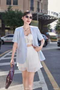 เสื้อเบลเซอร์ทรงเข้ารูปสำหรับผู้หญิง สีฟ้าอ่อน สไตล์ลำลองสำหรับใส่ทำงาน แขนสั้น คอวี ติดกระดุมเม็ดเดียว แต่งขอบตัดกันอย่างมีสไตล์ - Product Image 4