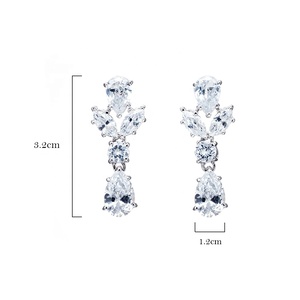 Clip de spirale blanche de mariée classique sur boucles d'oreilles pendantes - Product Image 2