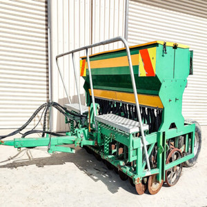 Sembradora de maíz de doble hilera con succión de aire y fertilizadora para tractor, sembradora neumática de maíz de 8 hileras en venta - Product Image 1