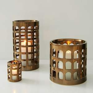 Portavelas metálico con acabado dorado para decoración de hogar de lujo y centro de mesa para bodas y eventos. - Product Image 1