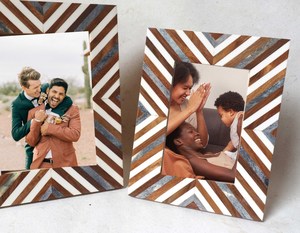 Cadre photo rectangulaire élégant et orné en résine et bois 5x7 avec impression numérique couleur, léger, pour décoration de table à la maison - Product Image 5