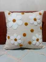 Housse de coussin décorative carrée en coton brodée avec des fleurs de marguerite et des pois moutarde