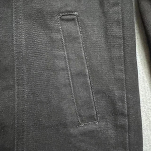 เสื้อแจ็คเก็ตยีนส์สีดำสำหรับผู้ชาย สไตล์พังก์ ปกคอพับ ประดับเพชรและหมุดโลหะ แขนยาว - Product Image 5