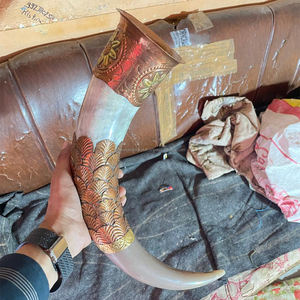 Cuerno de buey de estilo vikingo medieval con trabajo de latón en el borde y la punta Pieza de recuerdo con soporte Beber Cuerno de Búfalo de FWE - Product Image 2