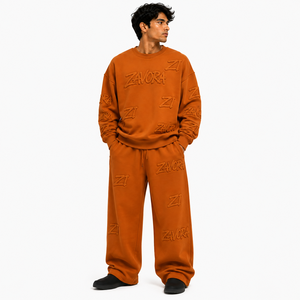 Ensemble de survêtement personnalisé gaufré 2 pièces pour homme – Sweat-shirt col rond orange et pantalon ample à jambes larges avec poches latérales en molleton de coton – Style streetwear - Product Image 1