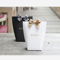 Boîtes à bonbons de mariage en kraft biodégradable avec logo personnalisé, finition brillante/mate, gaufrage noir et blanc