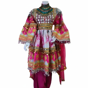 Ensemble ethnique Fusion Unique comprenant une robe courte rose vif et blanche tie-dye avec un corsage orné de pièces de monnaie et de broderies miroir - Product Image 2