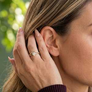 Bague romantique en or jaune 14 carats avec diamant taille cœur croisé de 0,61 carat cultivé en laboratoire, idéale pour les fêtes et mariages - Product Image 2