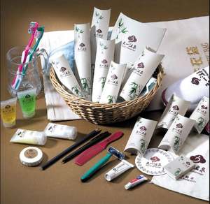 Ensemble d'articles de toilette jetables pour chambre d'hôtel : brosse à dents, peigne, gel douche - Product Image 1