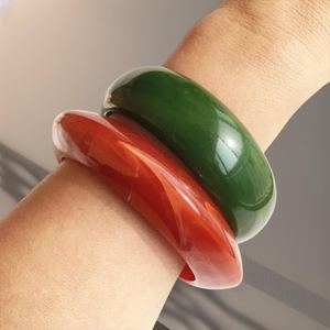สร้อยข้อมือเรซิ่นทำมือทรงกลมสีน้ำตาลและสีแดง เครื่องประดับแฟชั่นสำหรับผู้หญิง ของสะสมงานศิลปะ - Product Image 2