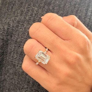 แหวนเพชรทรงเอเมอรัลด์ 3.02 กะรัต หรูหรา ดีไซน์แบบ Eternity Band ผลิตจากเพชรที่เพาะเลี้ยงในห้องปฏิบัติการ ทองคำ 14K สีเหลือง เหมาะสำหรับเป็นของขวัญในงานปาร์ตี้ หรือเป็นเครื่องประดับสำหรับงานแต่งงานหรือเป็นของขวัญแทนคำมั่นสัญญา - Product Image 1