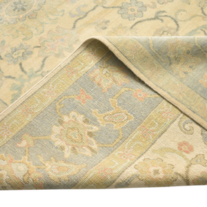 Tapis Oushak en laine noué à la main, motif floral médaillon doux ivoire et bleu pastel, à poils ras, effet vintage, pour salon - Product Image 2