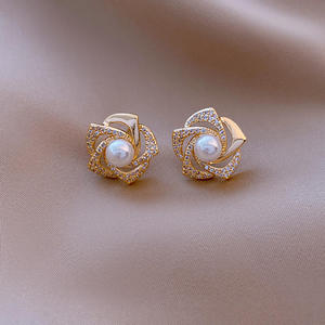 Boucles d'oreilles romantiques AMBER JEWELS unisexes en or massif 14 carats, perles vintage et diamants de laboratoire taille brillant rond, bijoux de mariage - Product Image 3
