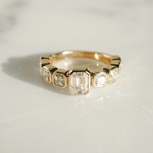Anillo de Compromiso con Diamante Cultivado en Laboratorio, Corte Esmeralda, Engaste de Bisel, Color VVS+ EF, Minimalista, en Oro Amarillo de 14K, Certificado IGI - Product Image 1