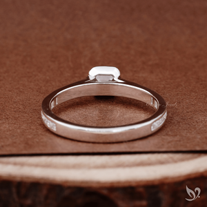 Bague de fiançailles vintage en or blanc 10 carats avec diamant de laboratoire taille Asscher de 0,5 ct serti clos et bandeau en sangle, style vintage. - Product Image 3