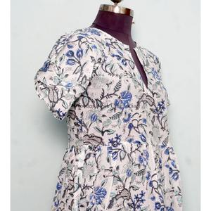 ชุดเดรสทรงเอไลน์สั้นพิมพ์ลายดอกไม้ดิจิทัล ผ้าฝ้ายธรรมชาติ 100% เอวธรรมชาติ เป็นมิตรกับสิ่งแวดล้อม เหมาะสำหรับการเดินทางอย่างเป็นทางการ สวมใส่สบายสำหรับผู้หญิง - Product Image 5