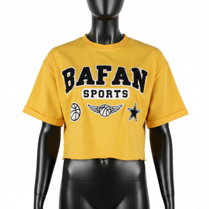 T-shirt court pour femme en jersey de coton doux, jaune, style streetwear, avec broderie graphique, appliqué, logo personnalisé. - Product Image 4