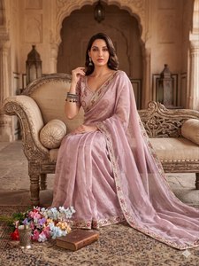 Sari de Seda de Diseño para Mujer con Elegantes Cuentas, Bordado a Mano, Borde de Encaje y Blusa Bordada - Product Image 2