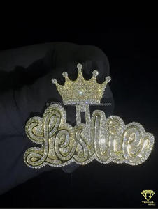 Collier de luxe « Leslie » avec pendentif couronne entièrement serti de diamants de laboratoire pour homme et femme - Product Image 1