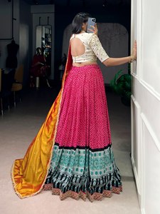Dernière collection de lehenga imprimé Bandhej & Ajrakh avec travail de sequins, lehenga choli - Product Image 5