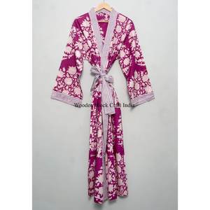 Kimono de algodón de elegancia atemporal para un look clásico. Kimono con cuello en V, diseño sencillo y estampado floral para uso casual. - Product Image 1