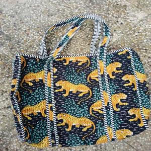 Sac fourre-tout matelassé en coton à motif géométrique avec poignée à cordon et fermeture éclair - Sac de plage, sac de mariage, sac à vin et sac de voyage - Product Image 1