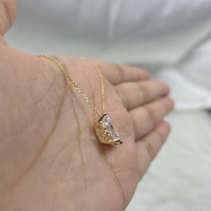 Collar con Colgante de Diamante Corte Radiante en Oro Amarillo de 14K con Engaste de Cuatro Puntas y Diseño Minimalista de Lujo Atemporal - Product Image 3