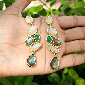 ต่างหูดีไซน์ล่าสุด ประดับด้วยพลอยมูนสโตนสีขาวธรรมชาติ ลาบราดอไรต์ และออนิกซ์สีเขียว ต่างหูแบบห้อยชุบทอง 18k ต่างหูดีไซน์โดดเด่น - Product Image 4