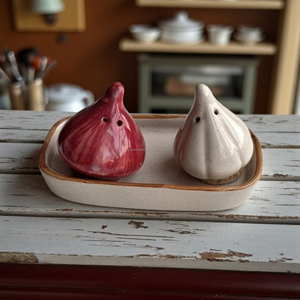 Ensemble de salières et poivrières en céramique pour oignon, ail, sel et poivre avec plateau |   Vaisselle décorative émaillée |   Vaisselle artisanale écologique et compatible lave-vaisselle pour la cuisine - Product Image 2