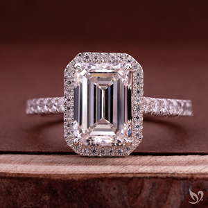 Bague halo en or blanc avec diamant de laboratoire taille émeraude de 3 carats, pavé de diamants, certifiée IGI, pour mariage et fiançailles de luxe - Product Image 1