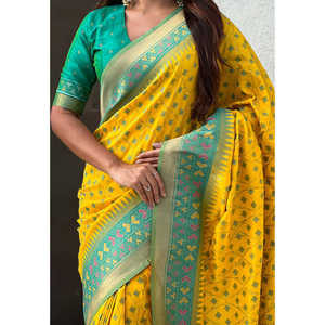 Sari Patola en soie douce jaune tissée Zari Elite Weaves avec des tissages Bandhani contrastants, vêtements indiens et pakistanais - Product Image 5